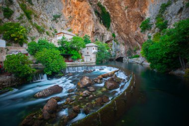 Küçük bir köy Blagaj Buna bahar ve Bosna ve Hersek'teki şelale