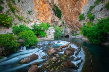 Küçük bir köy Blagaj Buna bahar ve Bosna ve Hersek'teki şelale