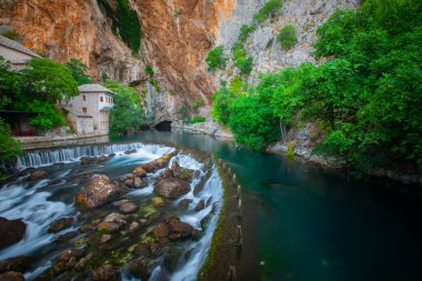 Küçük bir köy Blagaj Buna bahar ve Bosna ve Hersek'teki şelale