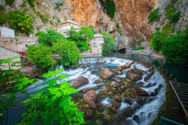 Küçük bir köy Blagaj Buna bahar ve Bosna ve Hersek'teki şelale