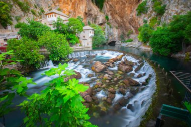 Küçük bir köy Blagaj Buna bahar ve Bosna ve Hersek'teki şelale