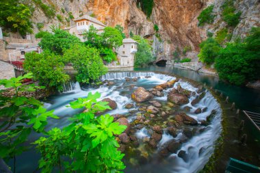 Küçük bir köy Blagaj Buna bahar ve Bosna ve Hersek'teki şelale