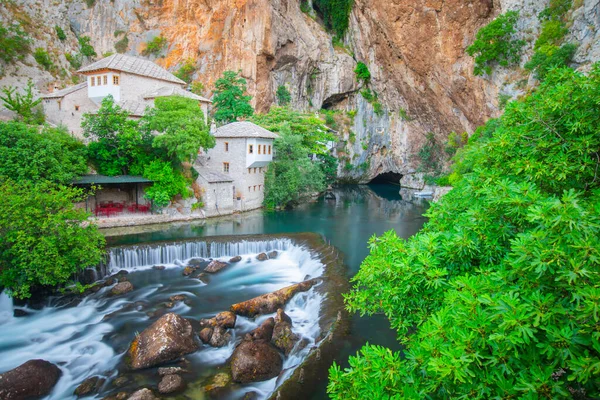 Küçük bir köy Blagaj Buna bahar ve Bosna ve Hersek'teki şelale