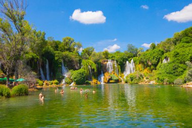 Güney Bosna-Hersek 'te Kravica şelalelerinin altında kürek çeken küçük bir tekne.
