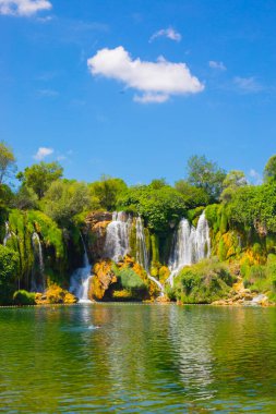 Güney Bosna-Hersek 'te Kravica şelalelerinin altında kürek çeken küçük bir tekne.