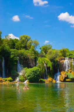 Güney Bosna-Hersek 'te Kravica şelalelerinin altında kürek çeken küçük bir tekne.