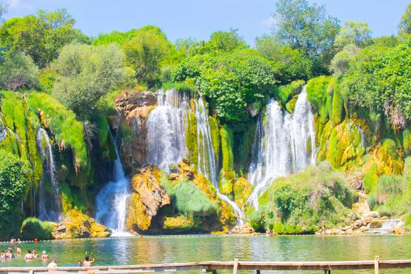 Petit Bateau Ramant Juste Sous Les Cascades Kravica Dans Sud — Photo