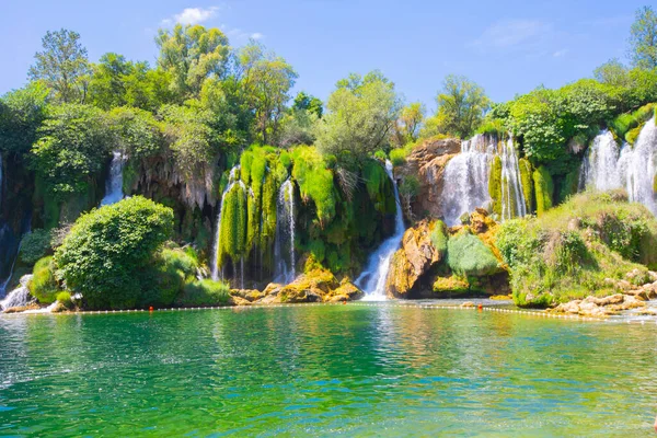 Kleines Boot Rudert Knapp Unter Den Kravica Wasserfällen Süden Bosniens — Stockfoto