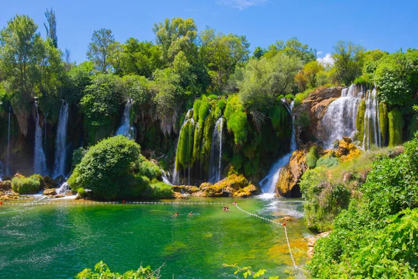 Kleines Boot Rudert Knapp Unter Den Kravica Wasserfällen Süden Bosniens — Stockfoto