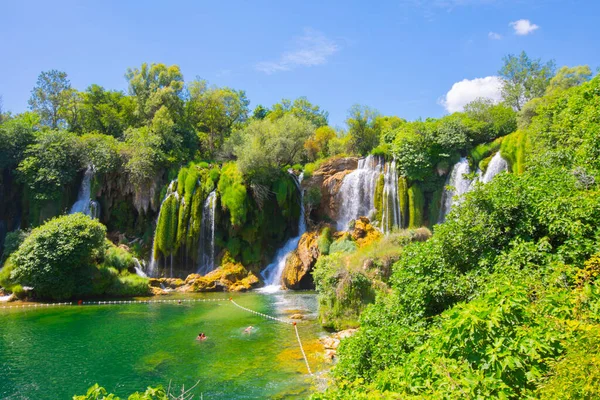 Petit Bateau Ramant Juste Sous Les Cascades Kravica Dans Sud — Photo