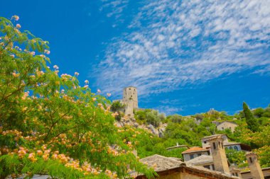 Bosna-Hersek 'teki camii ve geleneksel evleriyle Pocitelj köyüne bir göz at
