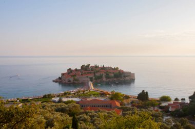 Karadağ 'daki küçük adacık ve tatil beldesi Sveti Stefan' ın üzerindeki güzel günbatımı manzarası. Balkanlar, Adriyatik denizi, Avrupa.
