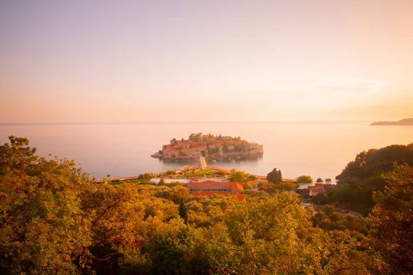 Karadağ 'daki küçük adacık ve tatil beldesi Sveti Stefan' ın üzerindeki güzel günbatımı manzarası. Balkanlar, Adriyatik denizi, Avrupa.