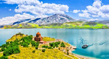 Ermeni Kutsal Haç Katedrali Akdamar Adası 'nın ortasında çiçek açmış ağaçlarla çevrili.)