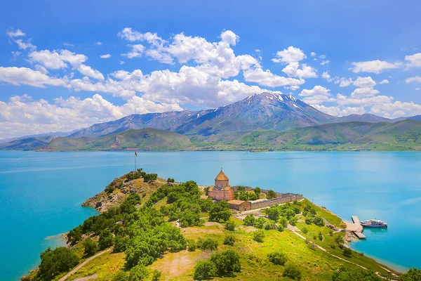 Ermeni Kutsal Haç Katedrali Akdamar Adası Nın Ortasında Çiçek Açmış — Stok fotoğraf