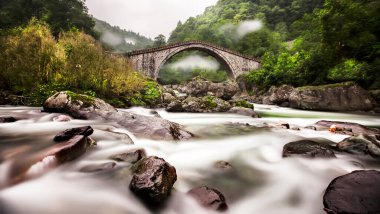 Yeşilin ortasında harika manzarası olan tarihi Ortacalar Çift Köprüler.