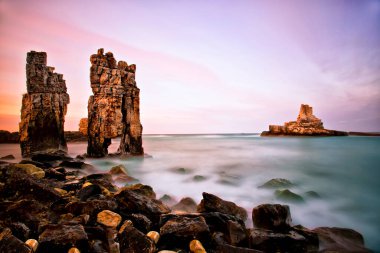 İzmit Kandra bölgesi, Türkiye 'de kayalar, kayalar ve uzun pozlama teknikleri açısından en çeşitli coğrafyaya sahip yer..