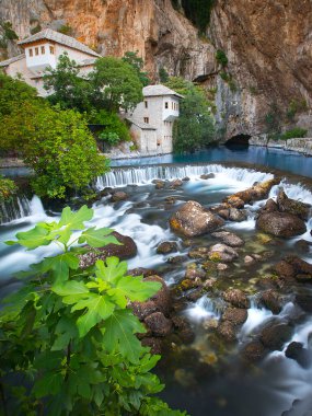 Blagaj kasabasındaki Buna Nehri pınarındaki Derviş manastırı ya da tekke. Konum: Blagaj, Mostar havzası, Hersek-Neretva Kantonu, Bosna-Hersek, Avrupa