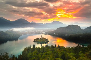 Lake Bled Slovenya. Küçük Hac kilise ile güzel dağ gölü. En ünlü Sloven göl ve ada ile hac kilise Maria varsayım ve Bled kale arka planda Bled.