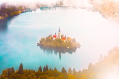 Lake Bled Slovenya. Küçük Hac kilise ile güzel dağ gölü. En ünlü Sloven göl ve ada ile hac kilise Maria varsayım ve Bled kale arka planda Bled.