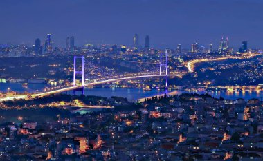 15 Temmuz Şehitler Köprüsü (15 Temmuz Sehitler Koprusu). İstanbul Boğazı Köprüsü, gece. İstanbul, Türkiye.