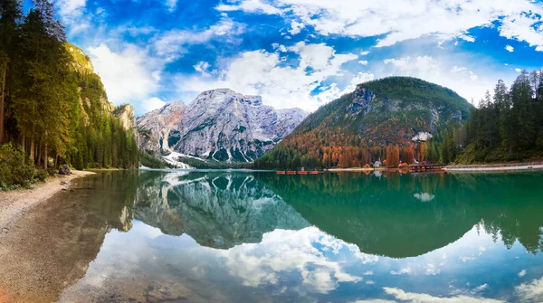 在意大利苏蒂罗尔 多洛米特山森林小道的布赖斯湖 布利斯湖也被称为拉戈迪布利斯 湖被森林所包围 森林以风景秀丽的远足小径而闻名 — 图库照片
