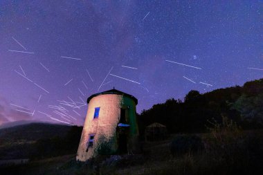 Türkiye 'nin Bolu-Goynuk (Gynk) ilçesinde yer alan Cubuk (ubuk) Gölü çevresindeki rüzgar değirmenlerinin güzel manzarası. Yel değirmenleri önceki yıllarda bir film için yapılmıştı..
