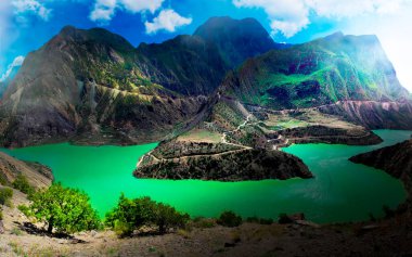 Deriner Barajı 'nda günbatımı. Coruh nehri. Türkiye 'deki en yüksek baraj ve dünyanın en yüksek 12. barajı. Savsat, Artvin. Türkiye