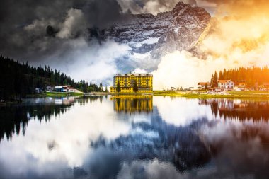 Misurina köyünün panoramik sabah manzarası, Ulusal Park Tre Cime di Lavaredo, Konum Auronzo, Dolomiti Alps, Güney Tyrol, İtalya, Avrupa. Misurina Gölü 'nün renkli yaz sahnesi.