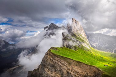 Dolomitlerdeki Ortisei yakınlarında Seceda Dağı. Trentino 'daki güzel İtalyan manzarası. Bulutlar Seceda 'da doğdu. Ringin efendisi, yüksek yamaçlı, yeşil çimenli. Ünlü.