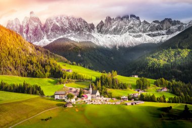 Santa Maddalena Kilisesi, Kirche St. Magdalena, Val di Funes Vadisi, Dolomiti Dağı, Santa Magdalena Alta, Güney Tyrol, İtalya