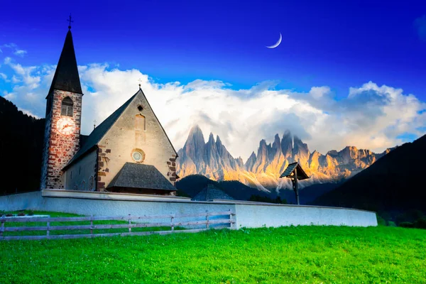 Iglesia Chiesa Santa Maddalena Kirche Santa Magdalena Val Funes Valle — Foto de Stock