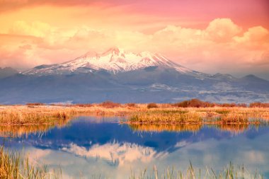 3.864 metre yüksekliğindeki Erciyes Dağı, Kapadokya 'nın en yüksek dağıdır. Bu bir volkan.