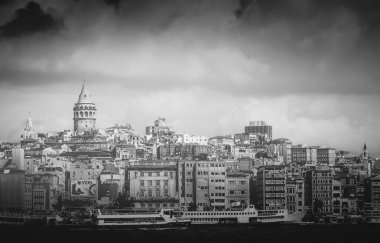Karanlık gökyüzünün arka planında Galata Kulesi ve İstanbul 'un eski kamaraları. Fırtınadan önce İstanbul. Turizm beldesi İstanbul Türkiye