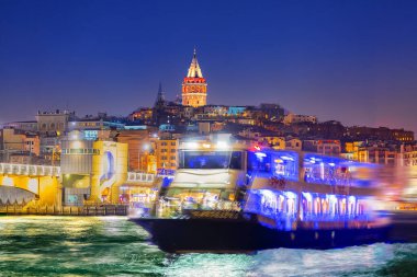 Karanlık gökyüzünün arka planında Galata Kulesi ve İstanbul 'un eski kamaraları. Fırtınadan önce İstanbul. Turizm beldesi İstanbul Türkiye
