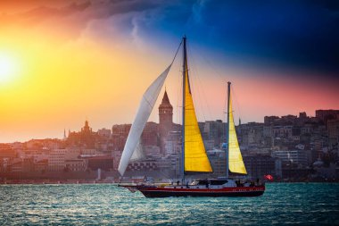 Karanlık gökyüzünün arka planında Galata Kulesi ve İstanbul 'un eski kamaraları. Fırtınadan önce İstanbul. Turizm beldesi İstanbul Türkiye