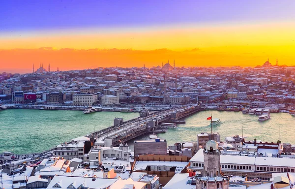 Karanlık gökyüzünün arka planında Galata Kulesi ve İstanbul 'un eski kamaraları. Fırtınadan önce İstanbul. Turizm beldesi İstanbul Türkiye