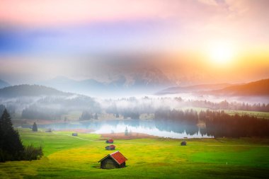 Geroldsee Gölü 'nde (Wagenbrchsee) gün batımında Alpspitz ve Zugspitz dağlarına bakan arka planda Garmisch-Partenkirchen, Almanya' da Bavyera