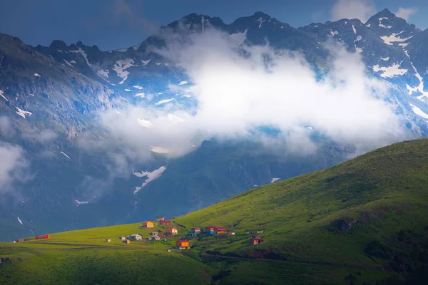 Πολύχρωμο Παραδοσιακό Ξύλινο Σπίτι Οροπέδιο Πράσινο Φύση Και Χιονισμένα Βουνά — Φωτογραφία Αρχείου