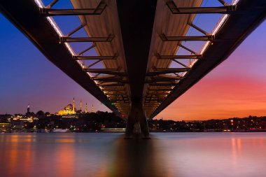 Golden Horn Köprüsü gün batımı siluet manzaralı mavi gökyüzü arka planlı. Aynı zamanda Halich (Halic veya Hali) köprüsü olarak da bilinir. Halic köprüsünün güzel manzarası