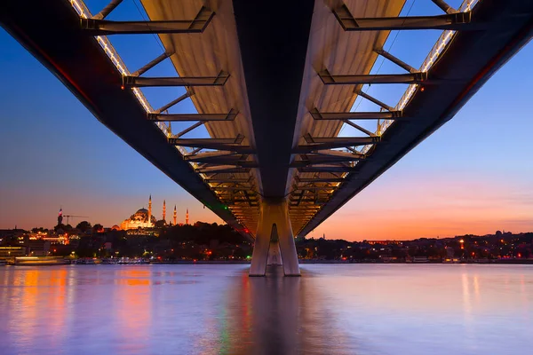 Golden Horn Γέφυρα Θέα Ηλιοβασίλεμα Σιλουέτα Μπλε Ροζ Φόντο Του — Φωτογραφία Αρχείου