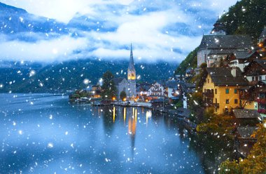 Avusturya Alpleri 'ndeki ünlü Hallstatt dağ köyünün manzaralı resmi. Yazın güzel bir ışık altında, Salzkammergut Bölgesi, Hallstatt, Avusturya