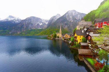 Avusturya Alpleri 'ndeki ünlü Hallstatt dağ köyünün manzaralı resmi. Yazın güzel bir ışık altında, Salzkammergut Bölgesi, Hallstatt, Avusturya