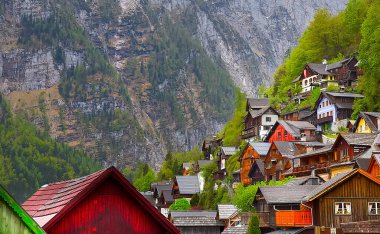 Avusturya Alpleri 'ndeki ünlü Hallstatt dağ köyünün manzaralı resmi. Yazın güzel bir ışık altında, Salzkammergut Bölgesi, Hallstatt, Avusturya