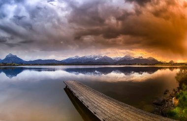 Hopfensee Gölü ve Alpler 'e bakın. Bavyera, Almanya, Avrupa.