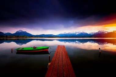Hopfensee Gölü ve Alpler 'e bakın. Bavyera, Almanya, Avrupa.