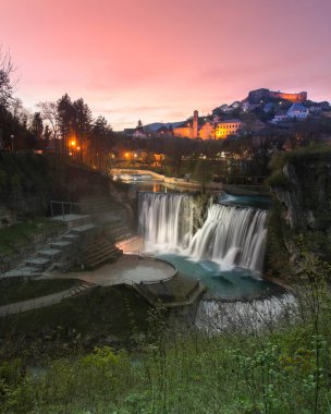 Bosna-Hersek 'in Jajce kasabası yakınlarındaki Pliva gölleri tarafından Mlincici adı verilen eski ahşap su değirmenleri.