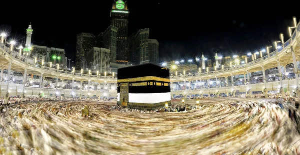 Umra ya da Hac zamanlarında Mekke 'deki Kutsal Kabe' nin etrafında Tawaf yapan bir grup insan Mescid-i Haram 'ın tepesinden bakıyor. Geceleri uzun pozlama