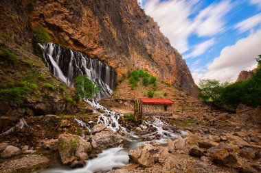 Kapuzbasi şelalesi dünyanın en yüksek ikinci şelalesidir ve Anadolu 'da saklanan en güzel doğa yeridir..