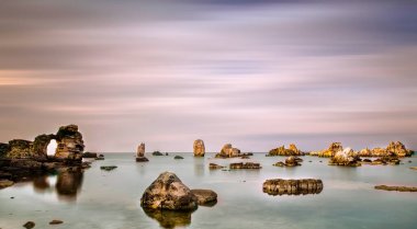 Deniz Taşları, Kayalık Deniz, Kefken'de güzel kayalıklar, Kerpe, Sakarya, Türkiye. Muhteşem gökyüzü ile Kayalar ve Deniz ile Manzara ve deniz manzarası. Kerpe Kalesi Harabeleri.